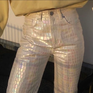 Färgskimmrande byxor - Helt nya, lapparna kvar byxor från ASOS som är slutsålda på hemsidan. Nypris är 550kr mitt pris startar på 300 kr ex frakt eller högst budande.