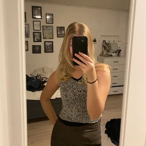 Linne med leopard mönster - Grått linne med leopard mönster och en svart krage 🐆 Köpt på secondhand!!