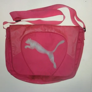 Skolväska  - Axelremsväska från puma, man får plats med dator och kan justera längd på bandet 👌 säljer då jag inte använder 