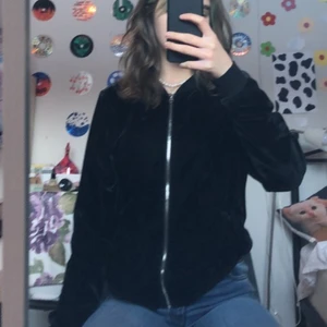 Svart ziphoodie i sammet - Säljer denna jätte fina zip hoodie i sammet. I fint skick och säljer pga av att den inte kommer till användning. Om annan frakt önskas löser jag det.