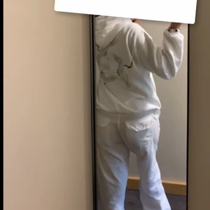 Hoodie  - Säljer Hoodien köpt på junkyard från märket Sweet sktbs, köpte fel storlek och säljer därav den. Jättefin knappt använd men har någon svart fläck vid armen som är jättelite så inget man lägger märke till. Passar storlek s också men är i storlek xs :)) 