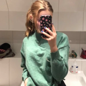 Grön stickad tröja - Säljer denna gröna stickade tröja💚 Inte använd många gånger alls och är i mycket fint skick, Den är i strl S och passar väldigt bra. Köparen står för frakten!