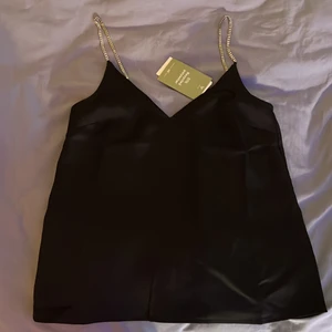 Festtopp - Säljer detta fina oanvända silkestopp med kristall band😍säljer då det var för stort💗lappen finns kvar! Frakten kan vara mindre då jag inte vet riktigt men om man kontaktar så kan jag kolla mer exakt, frakten kan inte bli högre än det som står nu i alla fall