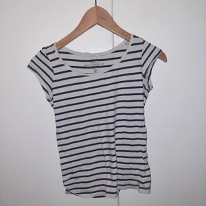 Randig T-shirt  - Säljer en fin randig t-shirt. Trendig och fin. Som ny. 