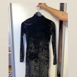Klänning  - En jättefin festlig klänning i sammet från Gina tricot. Storlek XS. Säljs pågrund utan att den är för liten. Den går upp lite vid kragen också. 