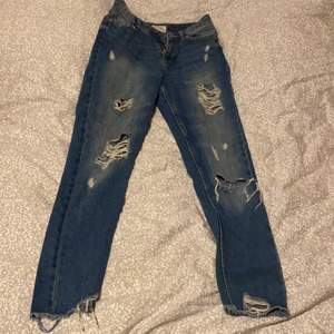 Säljer mina mom jeans då dem blivit för små ☹️ Dem är väldigt fina och sitter fint på kroppen :) dem är i storlek 36 💕