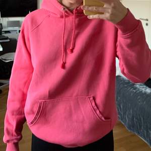 En super fin rosa hoodie från bikbok 💘 Den är super mysig och lite större i storleken. Skön på vintern och super snygg på sommaren. Storlek M och den är lite större men väldigt mysig!!! Frakten står köparen för:) 