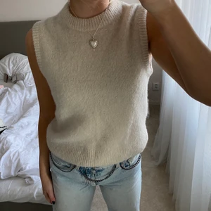 Arket Väst - Beige/benvit väst från arket i storlek S! Så fin till allt!! Kostade 790kr