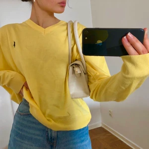 Oversize sweater Marc O’Polo - Mysig oversize sweater, färgstark och aningen seethrough. Säljs pågrund att att jag inte har användning av den, endast använd ett fåtal gånger. Tröjan behöver ett nytt hem där den kan få större uppskattning💛💛💛