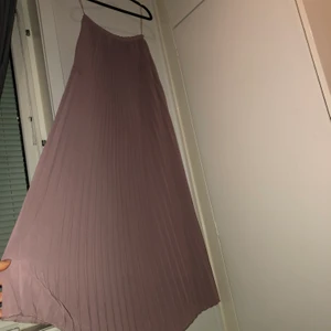 Lång högmidjad chiffon kjol.  - Chiffon kjol från BooHoo i strl 34, passar S/M. 