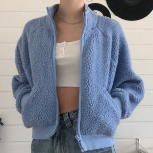 ljusblå monki teddyjacka - himmelsblå teddyjacka från monki säljes<3  skick: som ny, inga defekter storlek: S kostnad: 150kr+frakt   kontakta i DM eller plick om intresserad pris går att diskutera  samfraktsalternativ finns även mötasupp i Blekinge  #linkzeldavintage