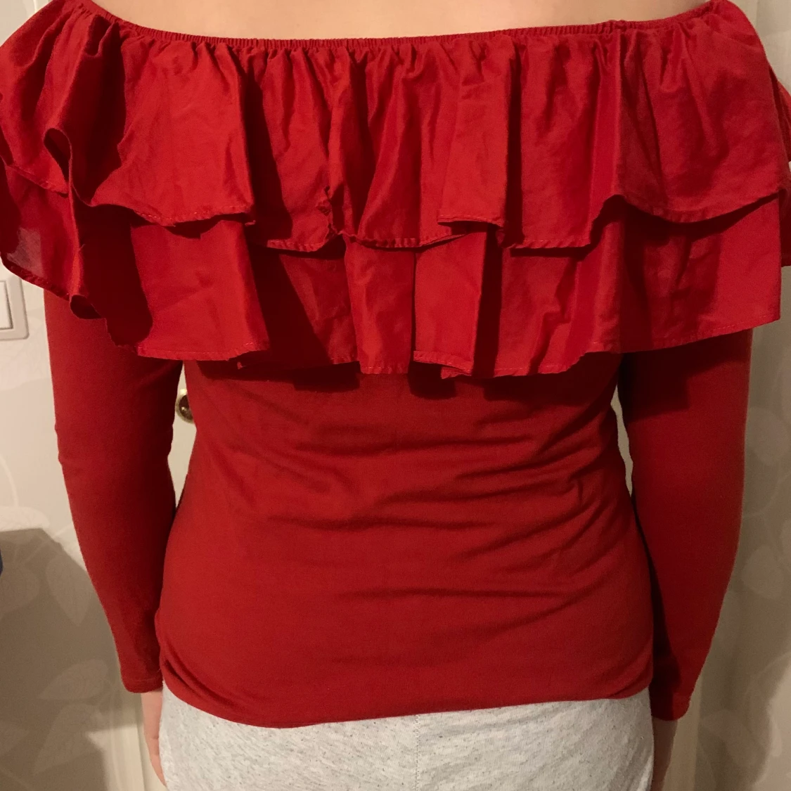 Röd tröja med volanger - 90