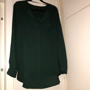 SELECTED FEMME - Super fin mörkgrön blus i strl 34. Oversize i modellen.