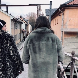 Oversized pälsjacka - Säljer min oversized faux fur jacket från hm. Jackan har en grön/grå färg, två stora fickor och knappar. Säljer den pga använder den inte längre, den är i bra skick. Det enda är att ”hängaren” i nacken har gått sönder och finns där av ett litet hål på insidan av jackan (kolla bild 3) BUDA I KOMMENTARERNA!! (Ordinarie pris 799kr) köparen står för frakten.