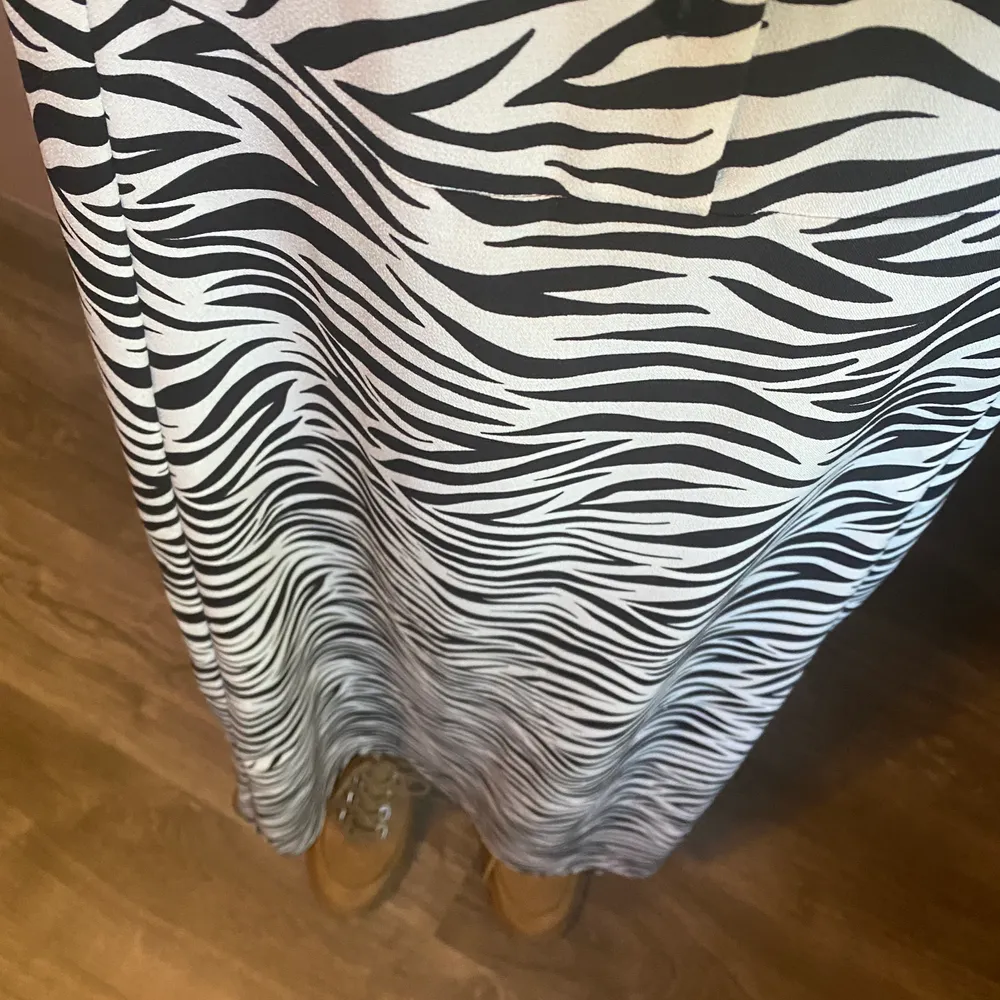 Zebra-klänning från Monki. Köpt för 500kr och den är använd ett fåtal gånger och i jättefint skick. Den är lite oversized i modellen. ⚡️⚡️. Klänningar.
