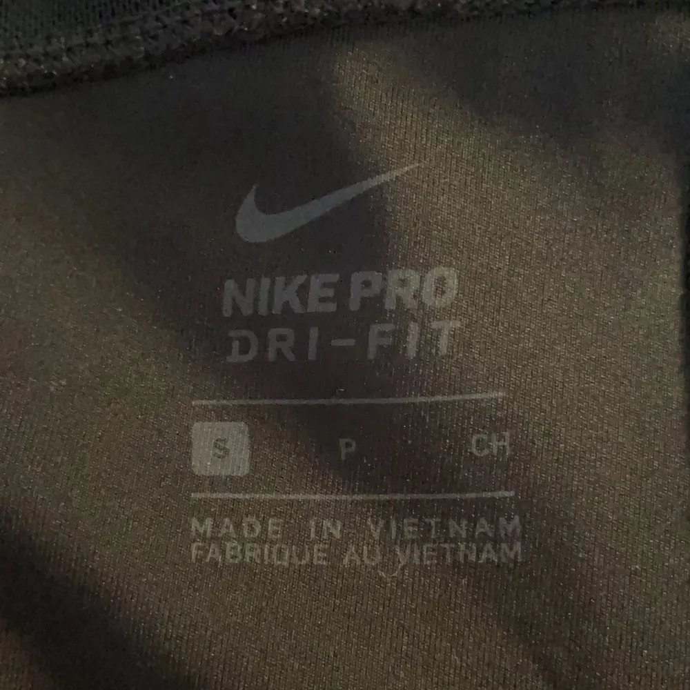 Svarta Nike PRO shorts med hög midja. Midjan är blå som skiftar över i lila och resten av shortsen svarta. Materialet i midjan är luftande och skönt samtidigt som det sitter på plats. Köpta sommaren 2020 och sparsamt använda. 200kr+frakt.. Shorts.