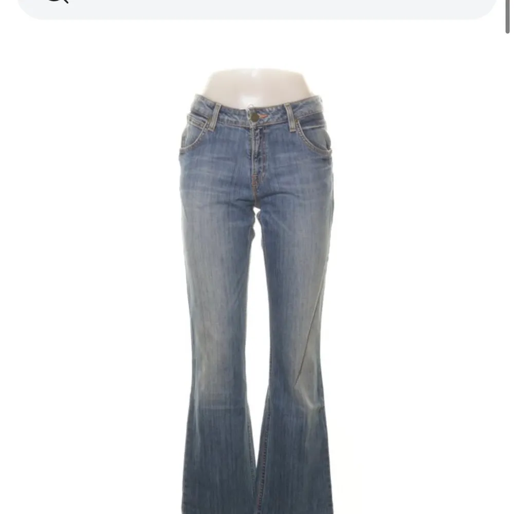 blå bootcut jeans från Lee. köpta från sellpy men är tvärr för små för mig. står storlek 28/31 men är för små för mig som brukar ha w26 eller 27 så skulle säga att de är en liten w26 eller 25.. Jeans & Byxor.