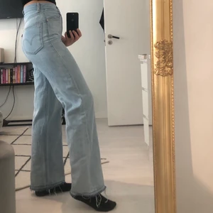 Levi’s jeans - Ett par vida Levi’s jeans i jätte fin ljusblå färg, avklippta nedtill därav fransarna. Säljer pga, dem har inte kommit till användning tyvärr :( Bra skick, använda några få gånger. Jag är ungefär 175 och har vanligtvis storlek Small dem är långa i benen på mig och sitter ganska loose fit. Men det går ju att klippa av ytterligare om du är kortare :) buda i kommentarerna, köparen står för frakten!! (Ordinarie pris 1250kr)