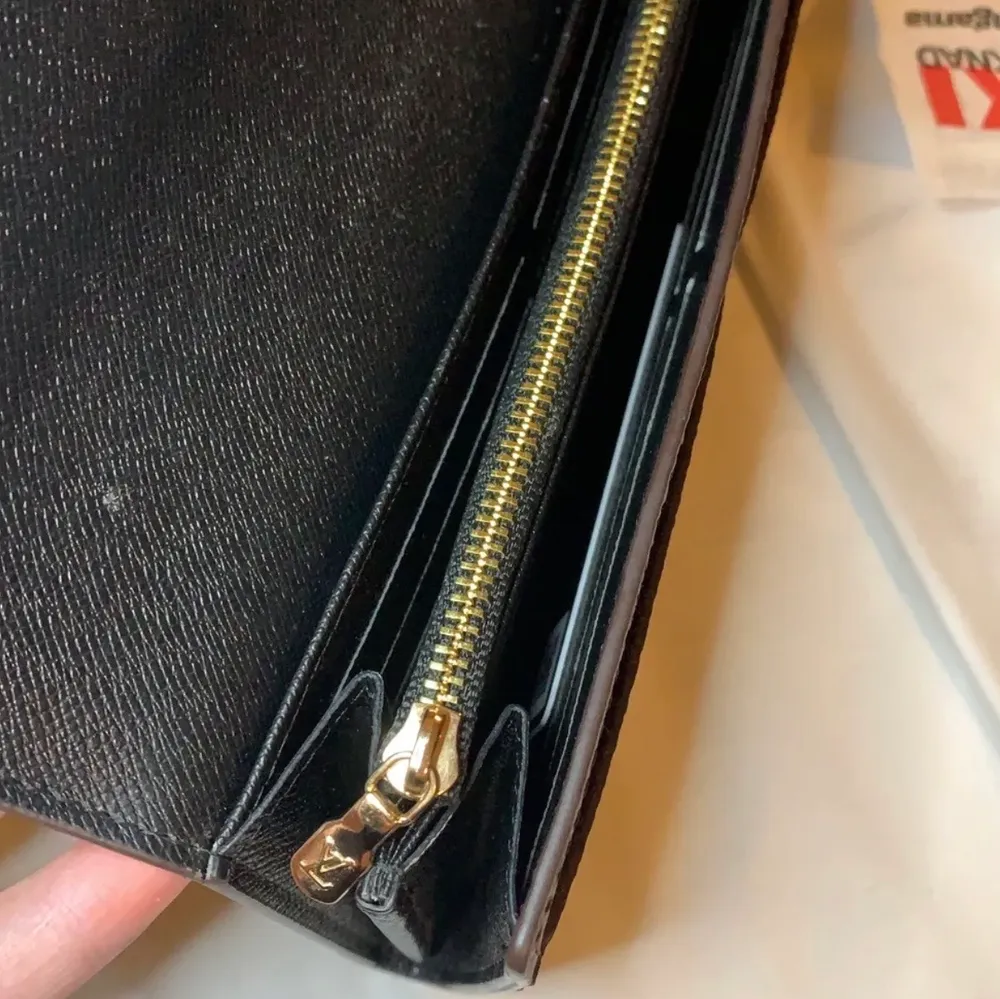 AA kopia av en lv plånbok. Väldigt små detaljer skiljer sig från den äkta och är nästintill identisk. Använd några gånger men i bra skick. Ända nackdelen är några repor på knappen där fram men inget märkbart så.. Väskor.