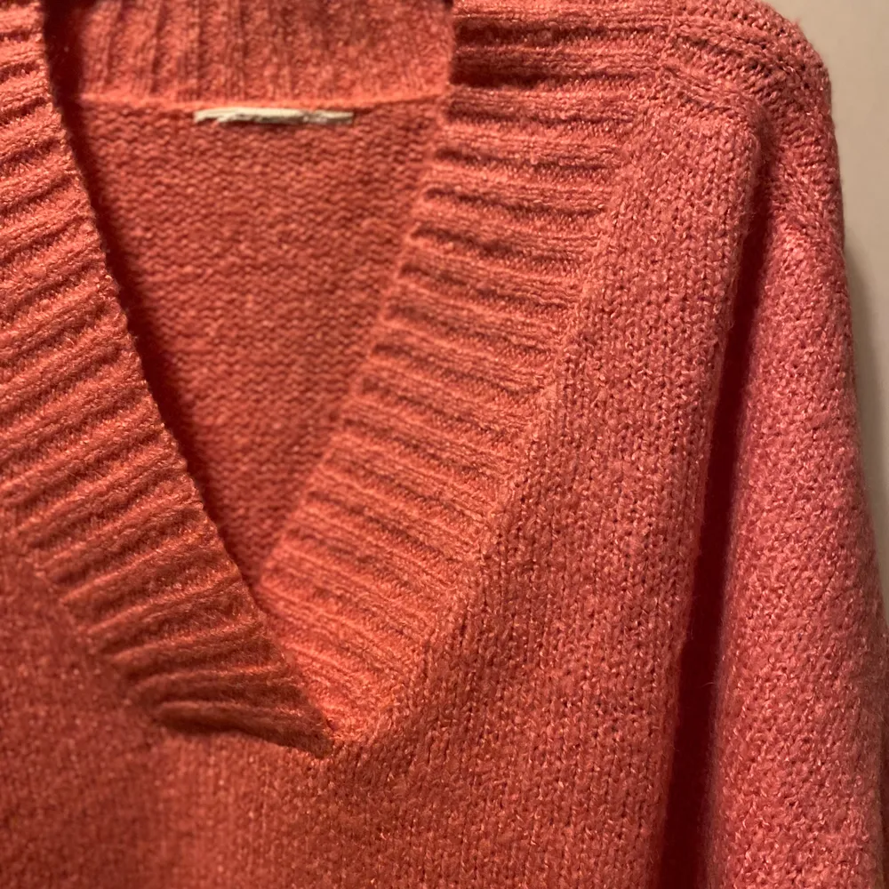 Köpte en rosa tröja nu i veckan, men den var för stor på mig. Nypris: 299kr. Säljes för 70kr, frakt tillkommer ❤️. Tröjor & Koftor.