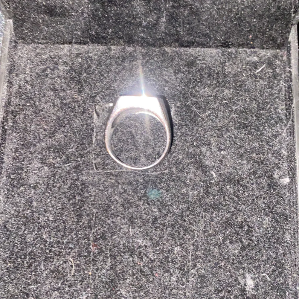 Silver Ring med motiv ”S”. Strl S. Accessoarer.