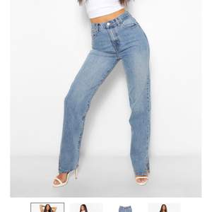 Säljer mina jeans med slits på sidorna från boohoo pågrund av att jag råkade beställa för stor storlek tyvärr! Byxorna är jättefina och aldrig använda. Köpta för 320 men säljer dom för 200❤️ Pris kan diskuteras då jag bara vill ha dom sålda. 