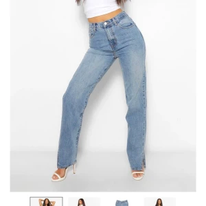 Raka jeans med slitsat  - Säljer mina jeans med slits på sidorna från boohoo pågrund av att jag råkade beställa för stor storlek tyvärr! Byxorna är jättefina och aldrig använda. Köpta för 320 men säljer dom för 200❤️ Pris kan diskuteras då jag bara vill ha dom sålda. 