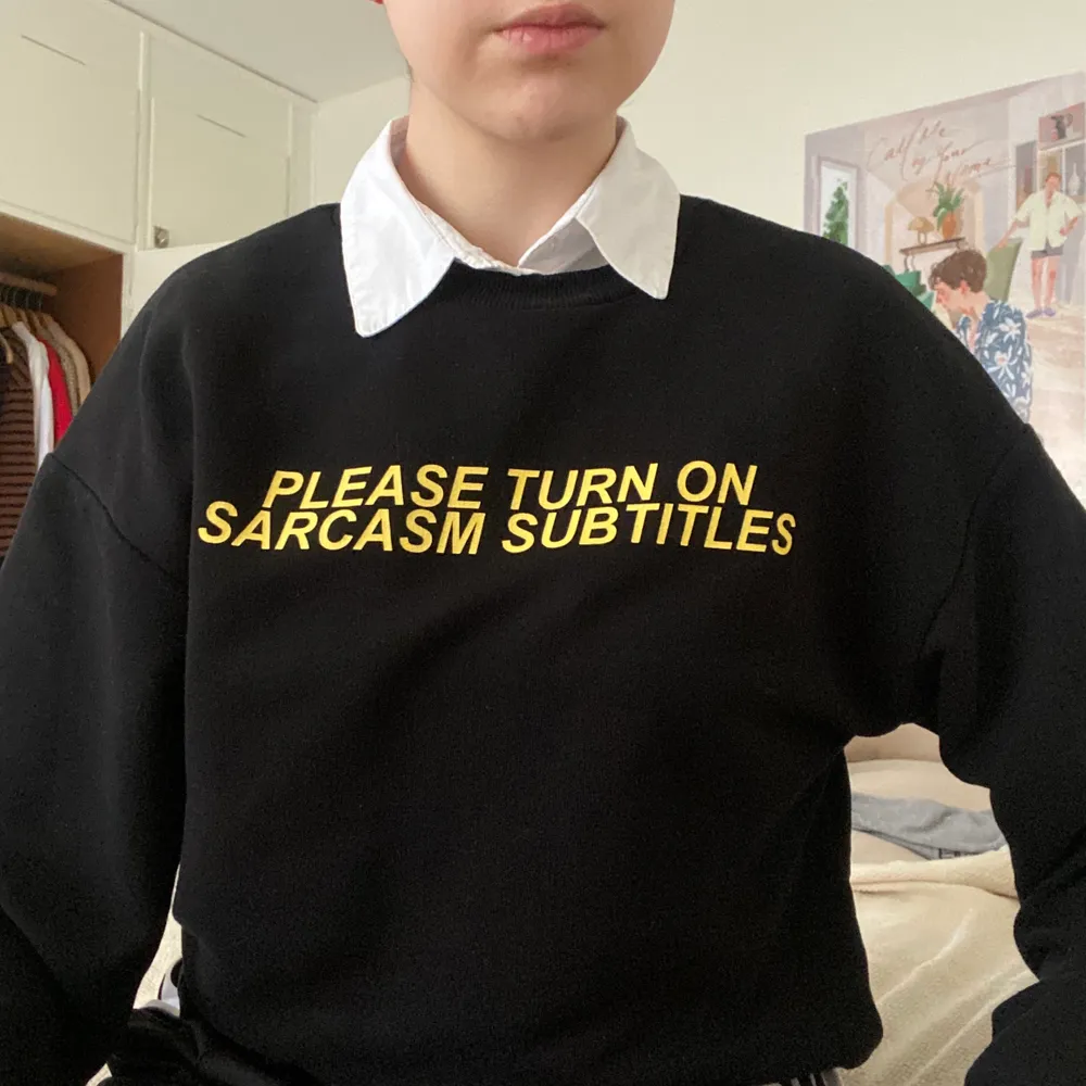 En svart tröja med text på ”Please turn on sarcasm subtitles”. Hoodies.