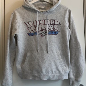 Superskön hoodie🤍 - Säljer en superfin och skön grå/smutsvit hoodie från H&M. Den är i bra skick! Den är ganska kort i modellen men inte kroppad💞 