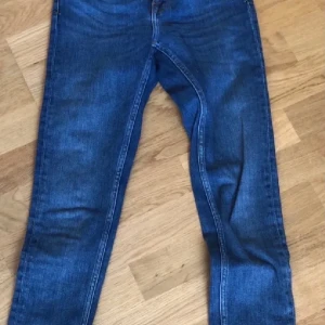 Tighta Jeans - Tighta Tiger of Sweden jeans. använda MAX 2 gånger. Nypris 1200kr. Passar mig som har längre ben och S.