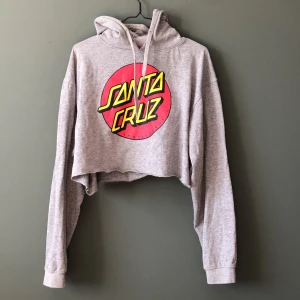 Croppad santa cruz hoodie - Fet croppad hoodie av märket santa cruz som är ett välkänt skatemärke, använt fåtal ggr. Har swish
