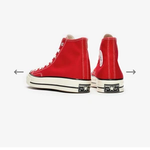 Snygga Converse  - Säljer mina fina Converse- skor! De är i toppskick, då de är använda 1 gång. Så snygga nu när våren börjar komma💕😇 De är köpta från SNS! Köpte de för 969 kr och säljer för 500 kr. Modellen heter "Converse Chuck Taylor 70s Hi"