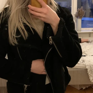 Jacka från Zara i mockamaterial, strl M - Säljer min fina jacka från Zara då jag ej för användning för den längre. Den passar storlekarna xs-m beroende på hur man vill ha den. Den är i mockaliknande material med lurvig insida. Storlek medium. Köpt för ca 500 och säljer för 150 kr