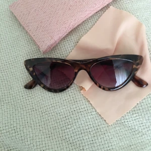 Solglasögon  - Solglasögon från Stradivarius, knappt använd 