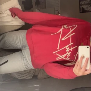 Rosa sweatshirt  - En fin ganska mörkrosa sweatshirt som är väldigt skön och passar många storlekar