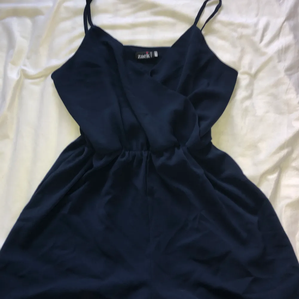 Mörkblå playsuit från en affär i Linköping! Det står inga storlekar i den men skulle säga att den sitter som en M! Säljer för 170kr inkl frakt! Kan även mötas upp i Linköping! . Övrigt.