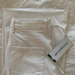 Ett par helt oanvända vita jeans perfekta till sommaren!🤍🌻🌈 byxorna är i storlek 38, men passar även bra på en 36a. Modellen heter Culotte High Waist och har lite slitning nedtill. Prislapp kvar!