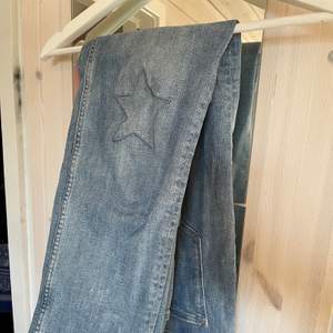 Snygga och mycket bekväma jeans från h&m. Stjärn detaljer på byxorna som gör det lilla extra! Sammarbete och collection med COACHELLA. Kan mötas upp i centrala Stockholm annars står köparen för frakt☺️