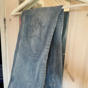 Jeans - Snygga och mycket bekväma jeans från h&m. Stjärn detaljer på byxorna som gör det lilla extra! Sammarbete och collection med COACHELLA. Kan mötas upp i centrala Stockholm annars står köparen för frakt☺️