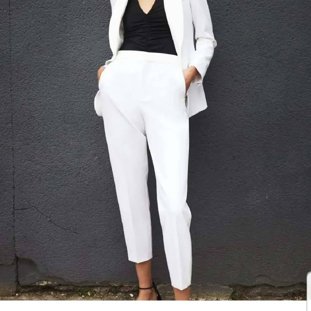 Vita kostymbyxor från Zara i storlek S. Jättefina men kommer aldrig till användning tyvärr! . Jeans & Byxor.