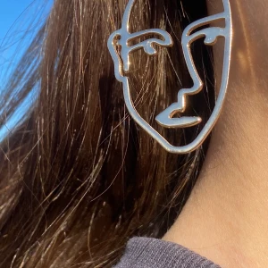 Ansikte örhängen - Köpta på Monki. Ganska andvända. Guldfärg (inte äkta guld) Orginalpris ungefär 100kr säljer för minst 20kr. Buda. Betala: produkt kostnad + frakt❤️