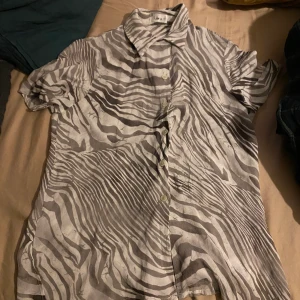 Retro blus - Den är helt felfri och är i mycket bra skick , knappt använd 