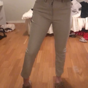 Beiga läderbyxor  - Läderbyxor från hm, storlek s, fint skick använda endast fåtal gånger, nypris 299, köpare står för frakt!🥰