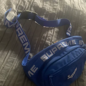 Supreme Waistbag - 10/10. Knappt använd.         Kom med bud om priset inte passar