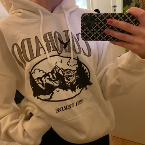 Hoodie - Jättesnygg hoodie med Colorado tryck i storlek M, tyvärr aldrig använd så helt ny och i jättebra skicka och skönt tyg💕 bara att höra av sig för fler bilder💗 