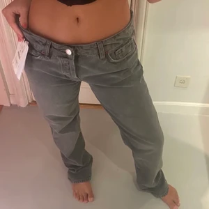 Lågmidjade jeans från zara - Säljer de populära lådmidjade zara jeansen i storlek 40 då jag råkade beställa två par. Helt nya och oanvända! Skulle säga att dom är små i storleken så passar 36-38. Frakt tillkommer ☺️💖HÖGSTA BUD: 520+frakt! Avslutar budgivningen fredag kl: 18:00