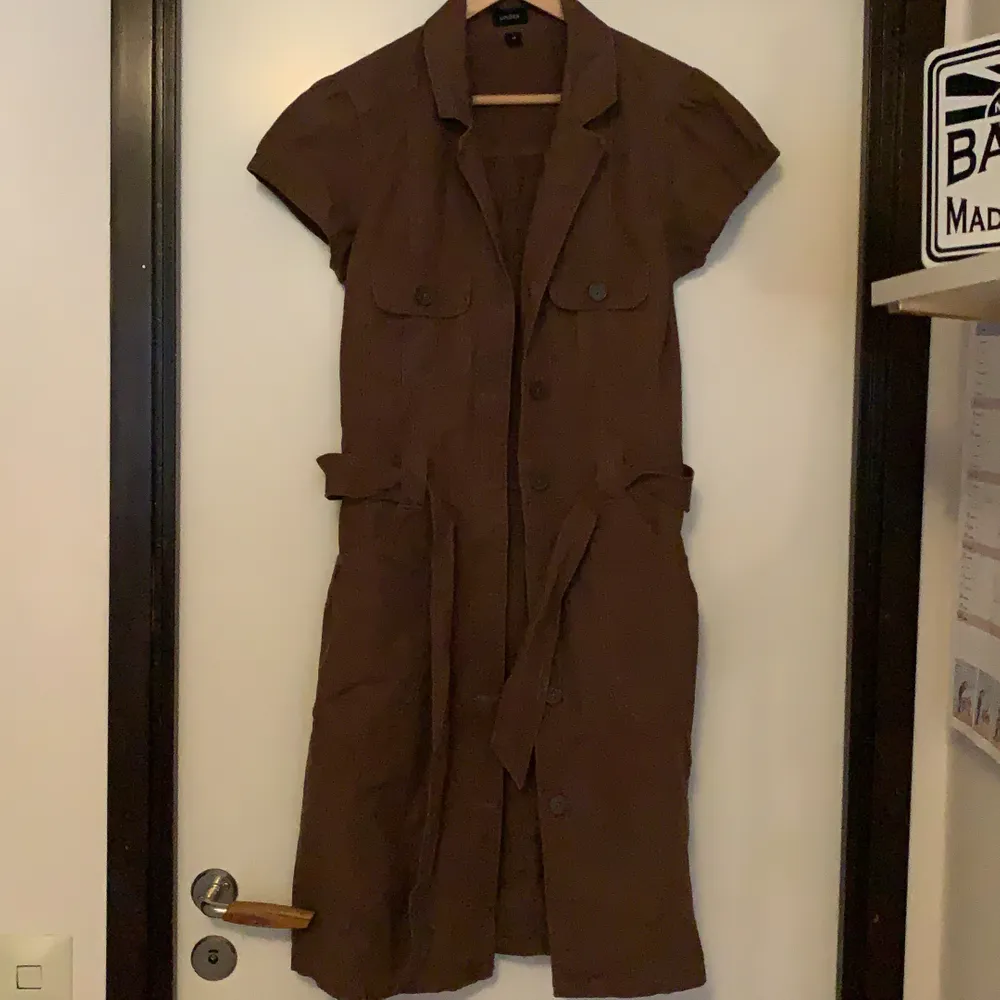 Så cool lång brun skjortklänning storlek 40. Blivit lite dassig.  . Skjortor.