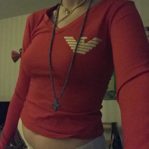 00s armani tröja - så fin röd långärmad från armani med tryck fram o bak💗 tröjan är i jättefint skick och är knappt använd💓 budgivning i kommentarerna& skriv privat om ni vill ha fler bilder på tröjan!🥰