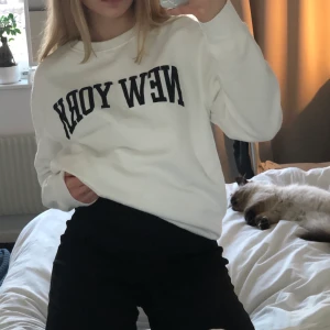 sweatshirt - Säljer denna fräscha sweatshirt🤠 Aldrig använd och i prima kvalitet😊 Säljer för 75kr + frakt💕