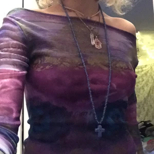 mesh tröja  - så fin lila offshoulder-meshtröja med blåa o gröna mönster och vida armar💗 tröjan är inte genomskinlig vid bysten och är i jättefint skick bortsettfrånsömmen på sista bilden, men den går jättelätt att sy igen💓 budgivning i kommentarerna& skriv privat om ni vill ha fler bilder på tröjan!🥰